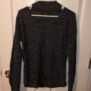 Chocker v-neck sweater